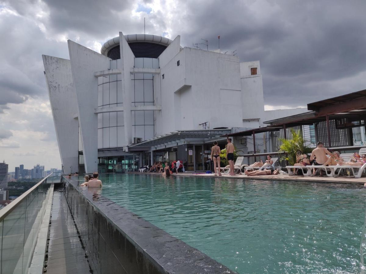 Starsbed Klcc Skyview Roof Pool Hostel Kuala Lumpur Exterior foto