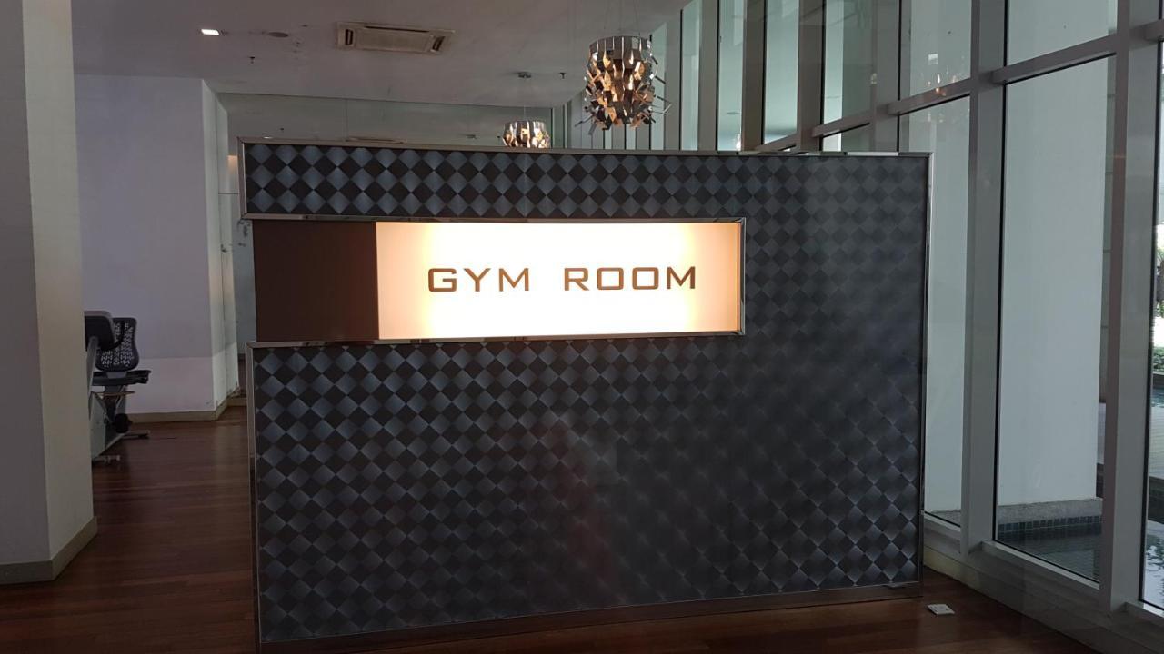 Starsbed Klcc Skyview Roof Pool Hostel Kuala Lumpur Exterior foto